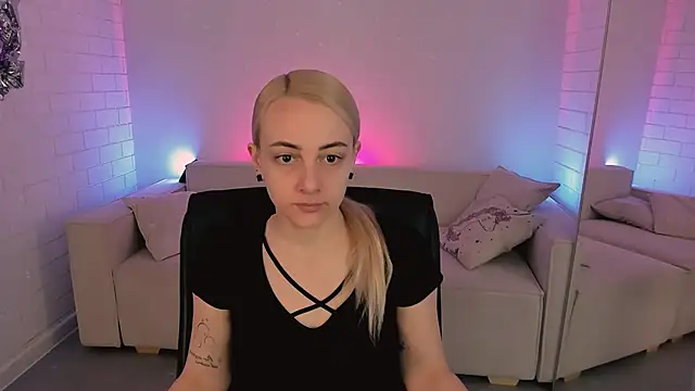 CarolMoor online show from March 27, 2026, 9:10 am