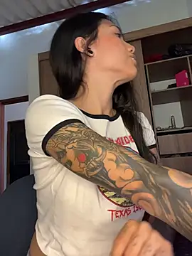 Snapshot of Twoshotsparty420 chatting on April 7, 2026, 1:35 pm Twoshotsparty420 online show from April 7, 2026, 1:35 pm