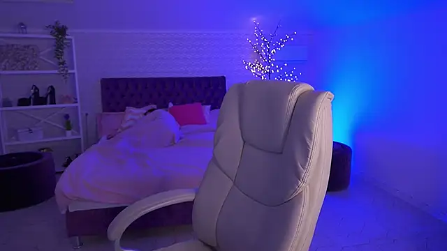 LittleJulii online show from June 3, 2026, 1:06 am