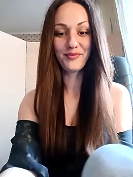 LunaCrystall online show from April 27, 2026, 4:05 pm