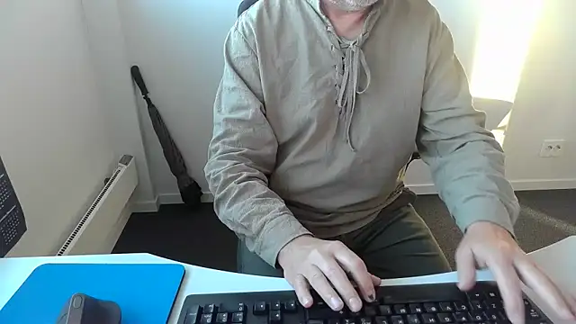 Snapshot of Buggemann chatting on June 30, 2026, 3:28 am Buggemann online show from June 30, 2026, 3:28 am
