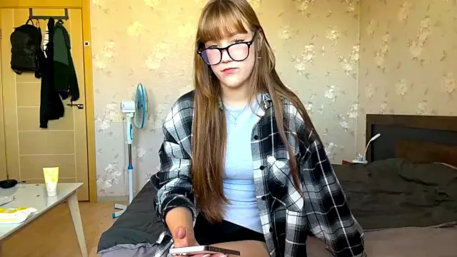 Snapshot of AnnaWasp chatting on July 17, 2026, 8:33 am AnnaWasp online show from July 17, 2026, 8:33 am
