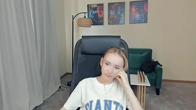 TiffanyJi online show from March 12, 2026, 11:25 am