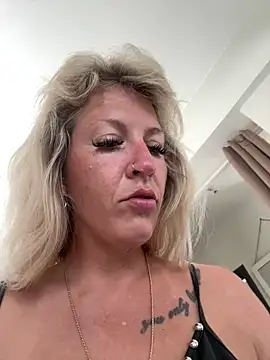 Snapshot of AtomBlondy chatting on May 17, 2026, 6:57 am AtomBlondy online show from May 17, 2026, 6:57 am