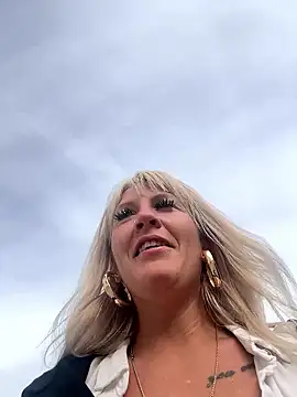 Snapshot of AtomBlondy chatting on June 9, 2026, 5:03 pm AtomBlondy online show from June 9, 2026, 5:03 pm
