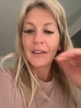 Snapshot of AtomBlondy chatting on June 10, 2026, 5:19 am AtomBlondy online show from June 10, 2026, 5:19 am