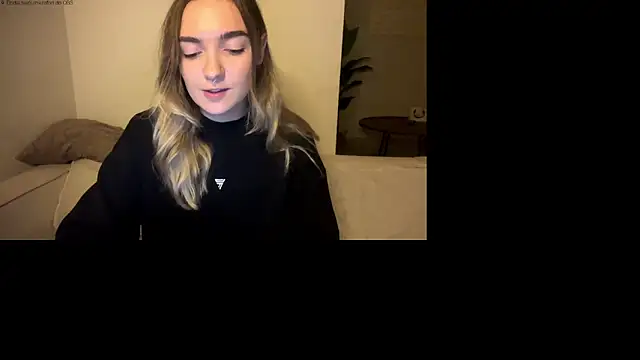 Snapshot of RoxyWet chatting on June 5, 2026, 12:33 pm RoxyWet online show from June 5, 2026, 12:33 pm