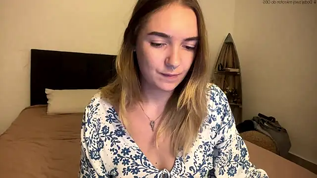 Snapshot of RoxyWet chatting on April 30, 2026, 2:24 pm RoxyWet online show from April 30, 2026, 2:24 pm