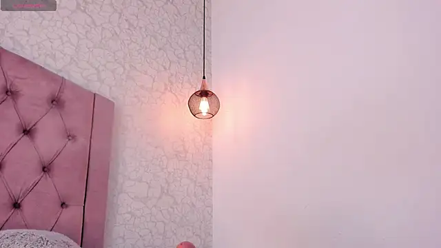 saraa joness  online show from April 7, 2026, 5:59 pm