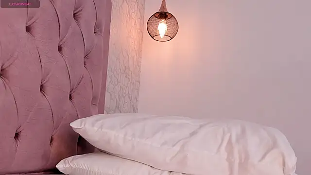 saraa joness  online show from April 1, 2026, 7:33 pm