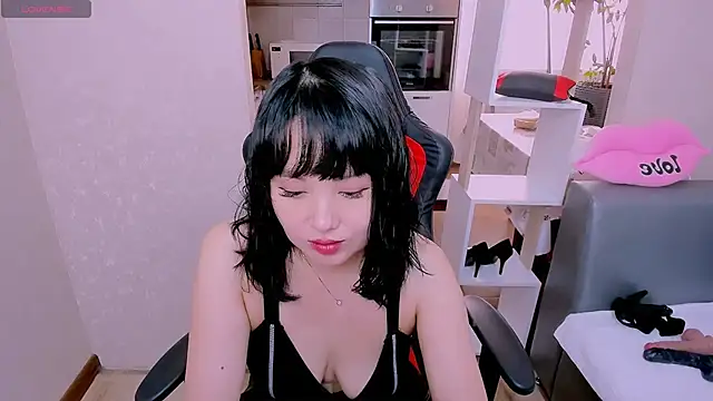 Akiko Yun online show from October 10, 2025, 10:49 am