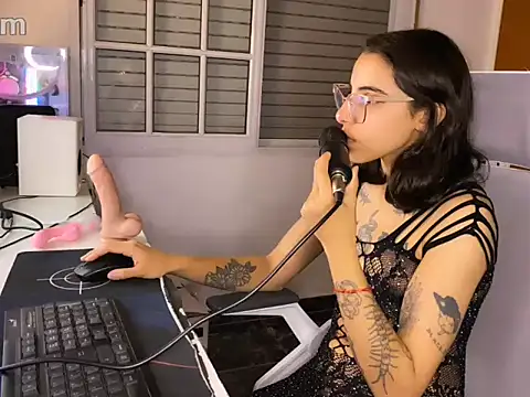 Snapshot of Poison_Ivy_29 chatting on March 28, 2026, 2:34 am Poison Ivy 29 online show from March 28, 2026, 2:34 am