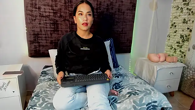 Snapshot of thyra-corall chatting on April 7, 2026, 3:30 am thyra-corall online show from April 7, 2026, 3:30 am