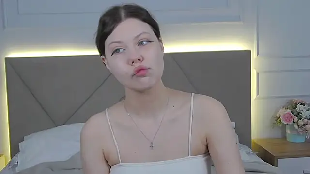 Sophie Rays online show from April 12, 2026, 4:05 am