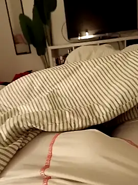 Snapshot of Elias18d chatting on April 8, 2026, 10:33 pm Elias18d online show from April 8, 2026, 10:33 pm