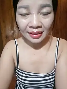 Yiyi102300 online show from May 14, 2026, 5:26 am