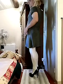 stephie83 online show from April 4, 2026, 3:29 pm