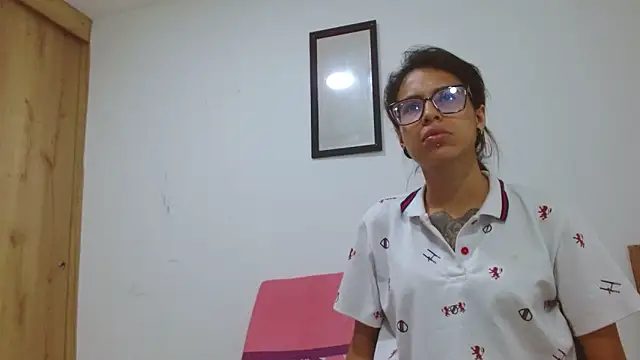 Emily Lopera online show from June 9, 2026, 12:44 am