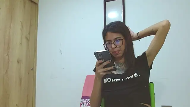 Emily Lopera online show from May 30, 2026, 2:29 am