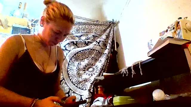 Snapshot of Ambionce chatting on August 3, 2026, 9:31 pm Ambionce online show from August 3, 2026, 9:31 pm