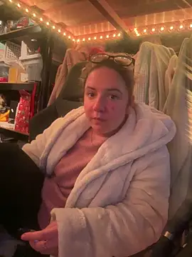 Snapshot of curvyneon chatting on April 4, 2026, 7:20 pm curvyneon online show from April 4, 2026, 7:20 pm