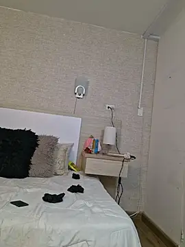 Scarlet Evanss  online show from August 3, 2026, 8:04 pm