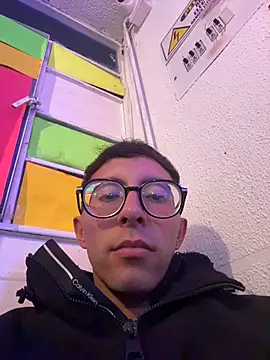 LeonBlazze online show from April 19, 2026, 4:46 am