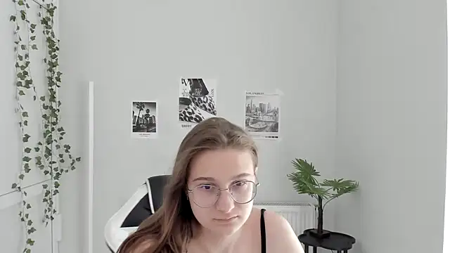 Mia kristal online show from June 21, 2026, 8:09 am