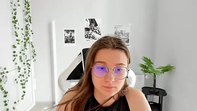 Mia kristal online show from June 19, 2026, 8:20 am