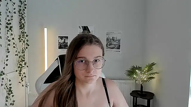 Mia kristal online show from July 4, 2026, 7:37 am