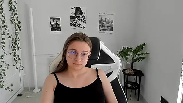 Mia kristal online show from July 17, 2026, 6:54 am