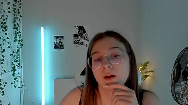 Mia kristal online show from July 13, 2026, 8:13 am