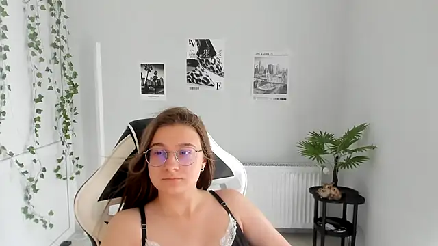Mia kristal online show from July 19, 2026, 7:50 am