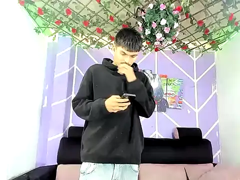 Nahomi hot 77 online show from May 15, 2026, 12:14 pm