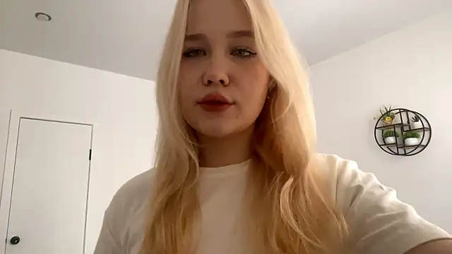 FreyaLoveLove online show from March 19, 2026, 9:42 am