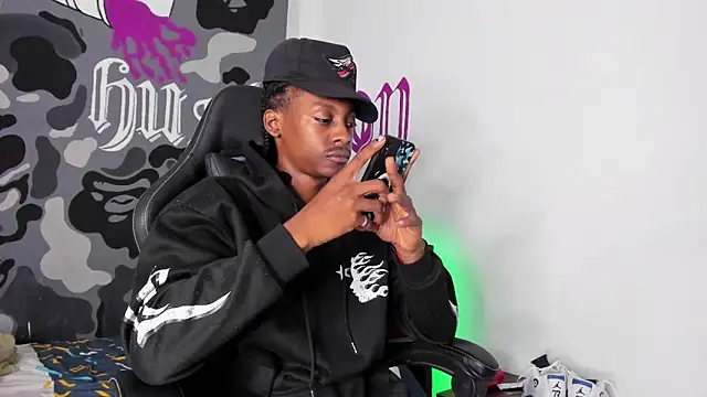 Snapshot of Bryxxxon chatting on April 5, 2026, 3:51 pm Bryxxxon online show from April 5, 2026, 3:51 pm