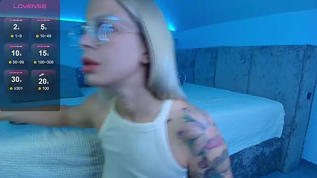 BluEyesKate online show from June 24, 2026, 5:39 am