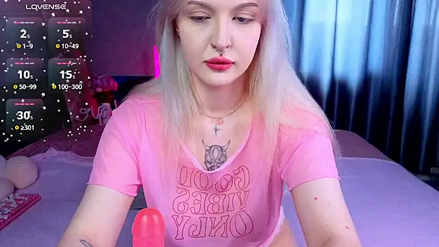Snapshot of BlondieSummer chatting on July 26, 2026, 9:27 am BlondieSummer online show from July 26, 2026, 9:27 am