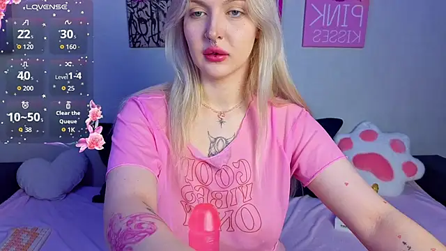 Snapshot of BlondieSummer chatting on August 1, 2026, 6:17 pm BlondieSummer online show from August 1, 2026, 6:17 pm