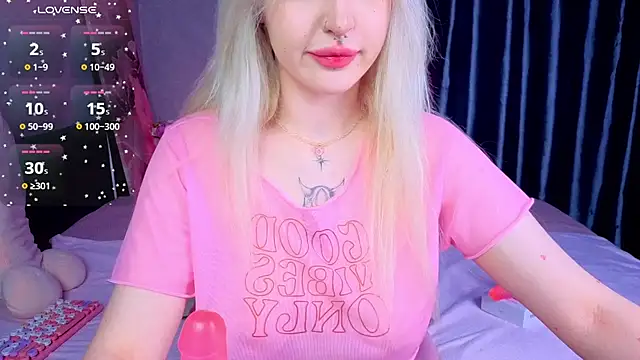 Snapshot of BlondieSummer chatting on July 17, 2026, 6:27 pm BlondieSummer online show from July 17, 2026, 6:27 pm