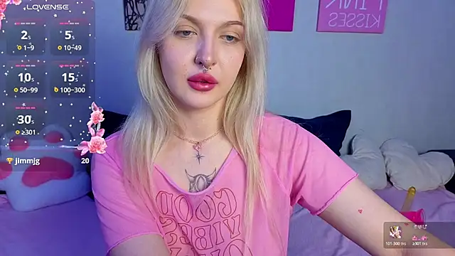 Snapshot of BlondieSummer chatting on July 28, 2026, 6:53 pm BlondieSummer online show from July 28, 2026, 6:53 pm