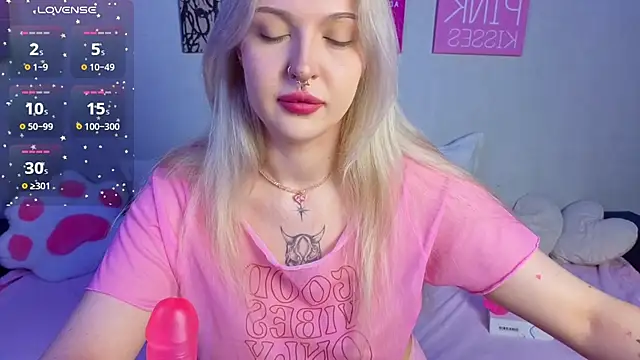 Snapshot of BlondieSummer chatting on July 23, 2026, 6:37 pm BlondieSummer online show from July 23, 2026, 6:37 pm