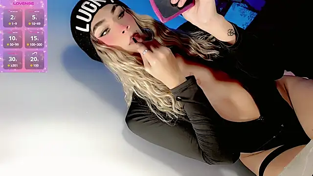 Snapshot of khloe_Gils chatting on April 13, 2026, 11:20 pm khloe Gils online show from April 13, 2026, 11:20 pm