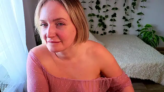 MonikFoxi online show from July 4, 2026, 4:30 am