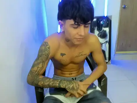  latinhot 420  online show from April 1, 2026, 10:50 pm