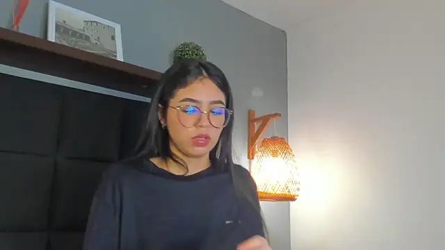 Snapshot of sofi_alix chatting on April 5, 2026, 8:04 pm sofi alix online show from April 5, 2026, 8:04 pm