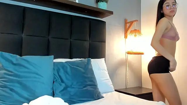 Snapshot of sofi_alix chatting on April 6, 2026, 8:10 pm sofi alix online show from April 6, 2026, 8:10 pm