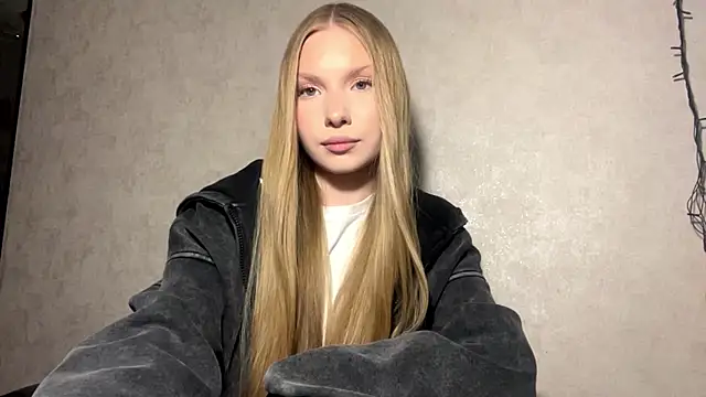 CarolineNine online show from April 28, 2026, 4:22 pm