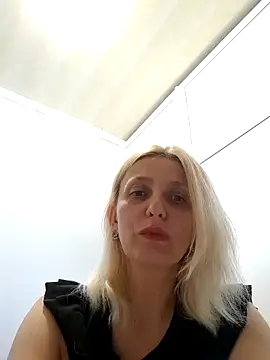 MiaLove183 online show from May 25, 2026, 2:16 pm
