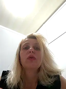 MiaLove183 online show from May 29, 2026, 2:34 pm